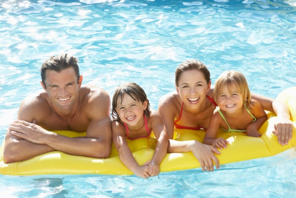 Familie im Schwimmbecken 