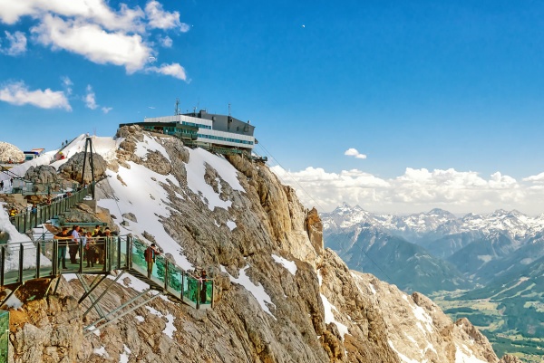 Der Dachstein mit Gondel-Bergstation, der Treppe ins Nichts und der Hängebrücke