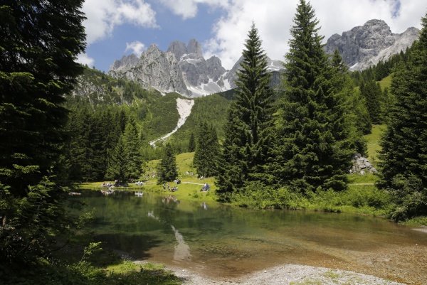 Idyllisch liegt der Almsee in Filzmoos mit der Bischofsmütze im Hintergrund © TVB Filzmoos / Herbert Raffalt