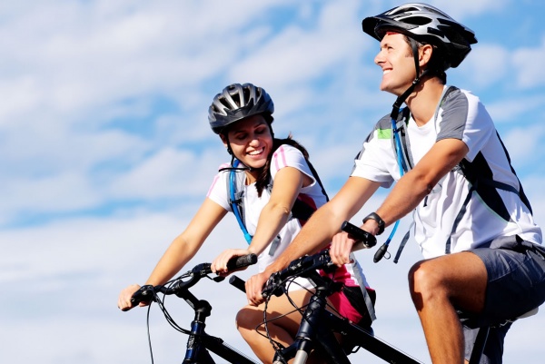 Mountainbiker vor blauem Himmel