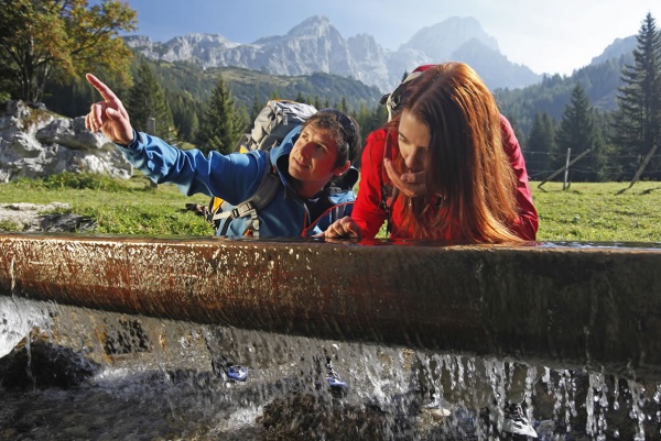 Abkühlung am Almbrunnen in Filzmoos © TVB Filzmoos / Herbert Raffalt