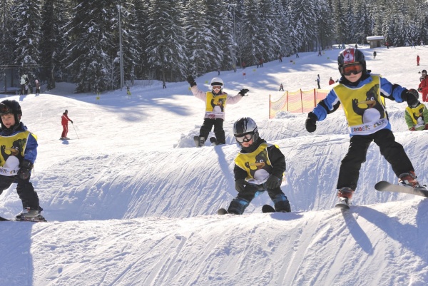Skikurseinheit  mit Kindern auf der Wellenbahn am Übungshang © TVB Filzmoos / Sepp Mallaun