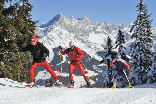Familie bei der Rast während des Skitages in Ski amadé