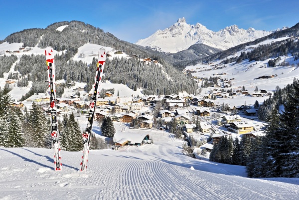 Präparierte Piste in Filzmoos mit dem Ortszentrum und der Bischofsmütze im Hintergrund