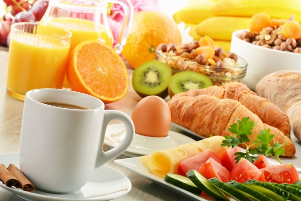 Reichhaltiges Frühstücksbuffet am Morgen