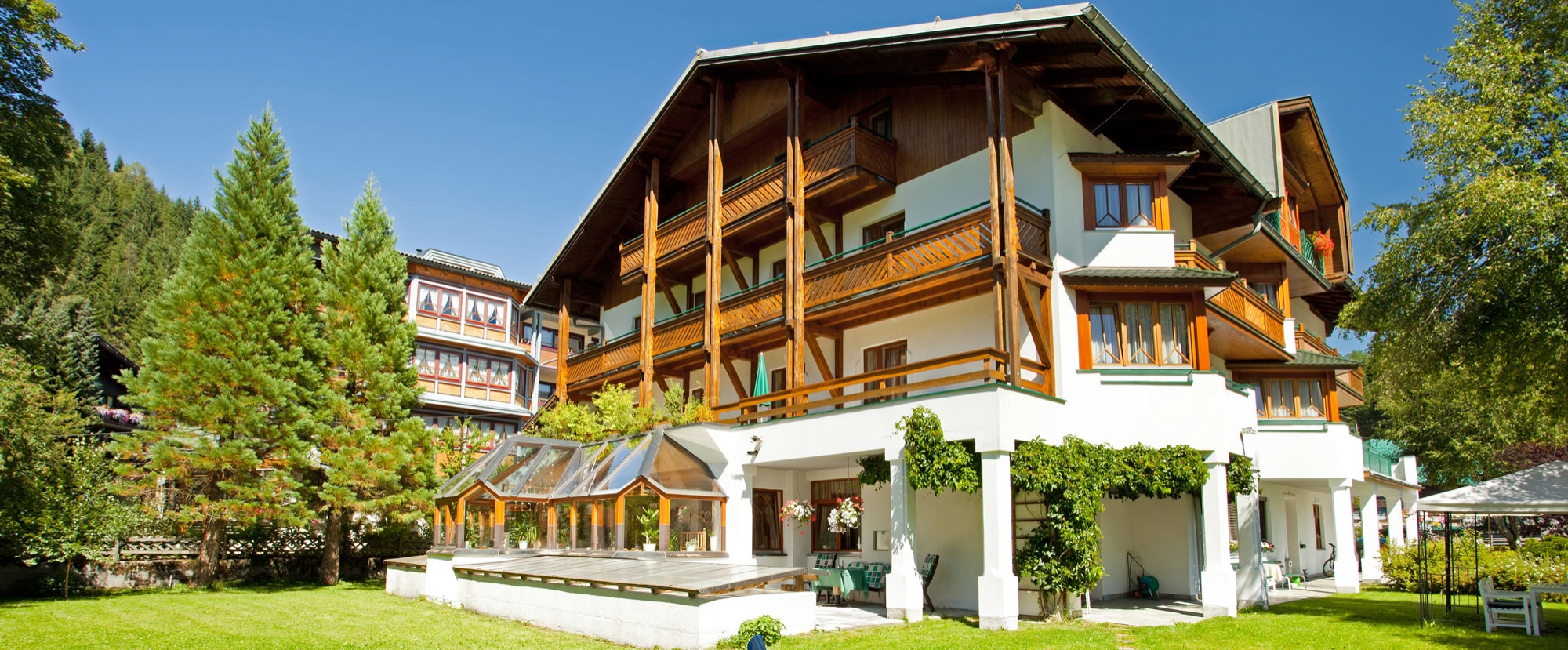 Sommer Außenansicht des 3-Sterne Alpenhotel Wurzer in Filzmoos