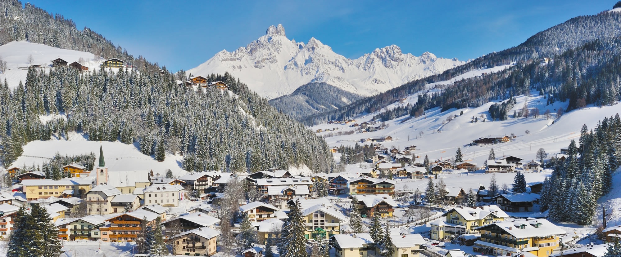 Der Ort Filzmoos mit Wallfahrtskirche und Bischofsmütze