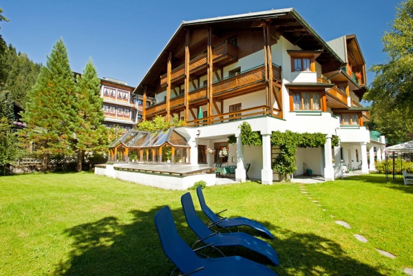 Alpenhotel Wurzer mit Garten und Sonnenterrasse im Sommer