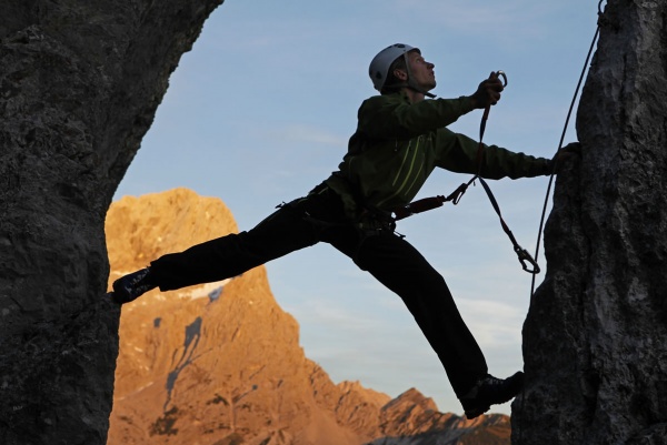 Klettern im Dachsteingebirge gesichert mit Haken und Seil © TVB Filzmoos / Herbert Raffalt