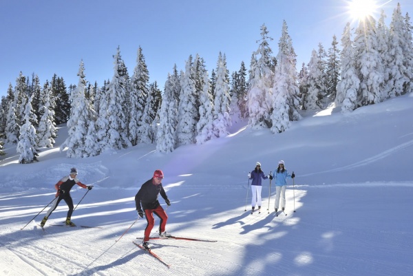 Langläufer im klassischen Stil und Skater auf der Höhenloipe in Filzmoos © TVB Filzmoos / Sepp Mallaun