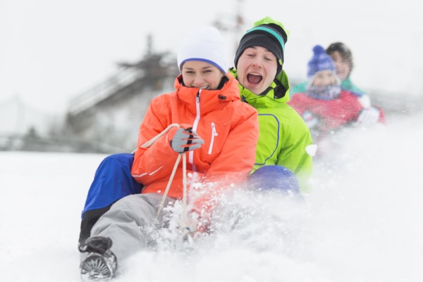 Rodeln bei frisch gefallenem Schnee - ein Spaß für alle!