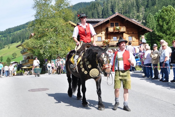 Die Schnalzergruppe von Filzmoos auf ihren Pferden © TVB Filzmoos / Alfred Hahn